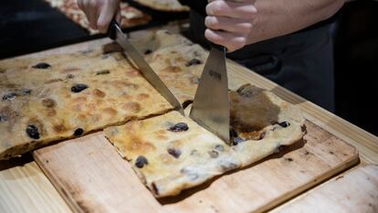 Una 'focaccia' de olivas Forno Bomba, el horno de pan y 'focacceria' italiana del barrio de Sants.