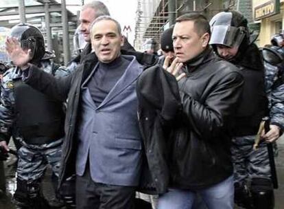 Agentes antidisturbios detienen al ajedrecista Gari Kaspárov durante la protesta de ayer en Moscú.