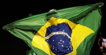 Un manifestante con la bandera de Brasil el 9 de mayo en Brasilia.     