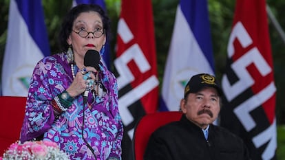 Daniel Ortega e sua esposa e vice-presidenta, Rosario Murillo, durante um ato oficial em Manágua.