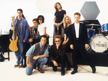 Los protagonistas de 'Friends' junto al dúo The Rembrandts, en 1995.