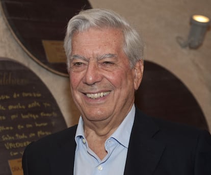 El escritar peruano Mario Vargas Llosa, Premio Nobel de Literatura en 2010, durante su visita a La Tenada.