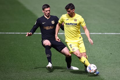 Gerard Moreno controla el balón ante Lenglet.