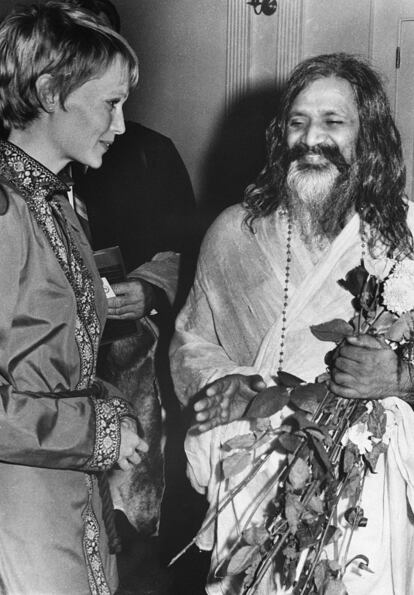 Mia Farrow entregando una ofrenda a Mahareshi Mahesh Yogi en Londres (1968).