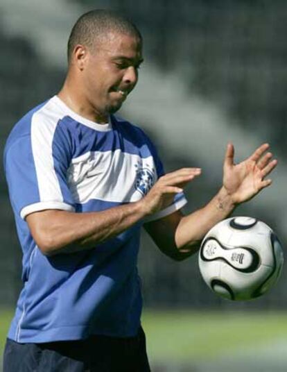 Ronaldo durante el entrenamiento que el equipo brasileño realizó ayer en el estadio olímpico de Berlín.