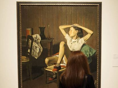 Una mujer observa el lienzo de Balthus &#039;El sue&ntilde;o de Teresa&#039; en el Metropolitan de Nueva York.