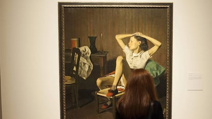 Una mujer observa el lienzo de Balthus &#039;El sue&ntilde;o de Teresa&#039; en el Metropolitan de Nueva York.