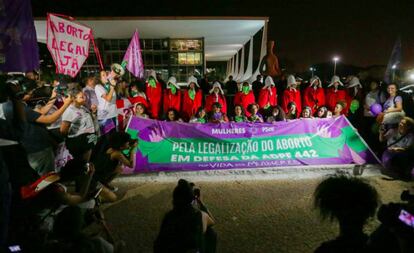 Ativistas fazem ato em defesa da descriminalização do aborto em frente ao STF.