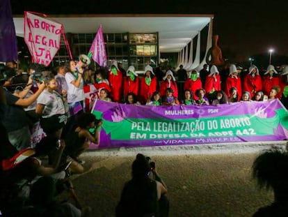 Ativistas fazem ato em defesa da descriminalização do aborto em frente ao STF.