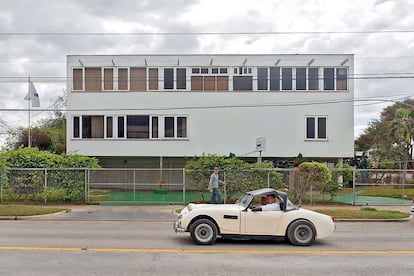 Un Austin Healey de 1958 junto a la casa del arquitecto del famoso cabaret Tropicana.