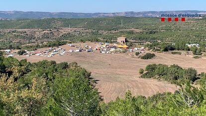 Vehículos y tiendas en la casa donde se celebró la 'rave' en el municipio de Rubió.