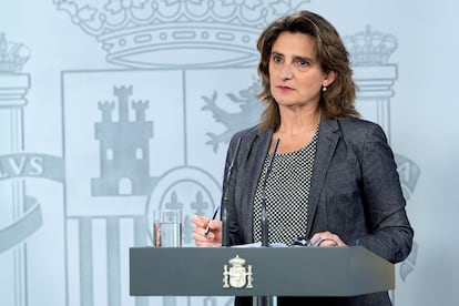 La vicepresidenta cuarta Teresa Ribera, que coordina la preparación de la desescalada junto al ministro de Sanidad, Salvador Illa, en una rueda de prensa del 26 de abril.