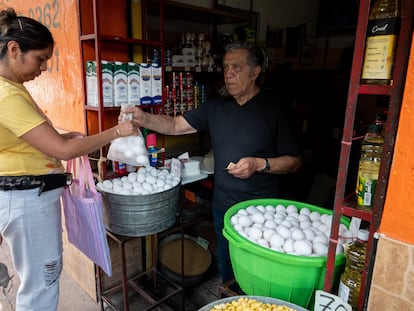 Una mujer compra huevo en un negocio en CIudad de México.