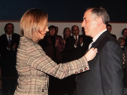 Acto de entrega de la Cruz del Mérito Militar con distintivo blanco por la ministra de Defensa, Carme Chacón, a Xosé 
Fortes, uno de los fundadores de la UMD.