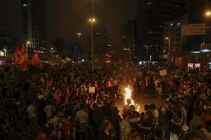 Simpatizantes de la destituida presidenta brasileña Dilma Rousseff protestan hoy, en São Paulo (Brasil).