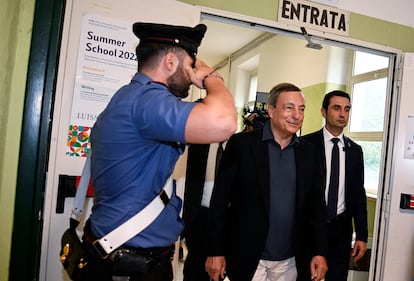 El primer ministro italiano, Mario Draghi, en un colegio electoral en Roma. Draghi anunció en julio su dimisión tras perder el apoyo de parte de los socios de su Ejecutivo, cuando los partidos de derechas del Gobierno, La Liga y Forza Italia, y el Movimiento 5 Estrellas decidieron no votar la moción de confianza en el Senado. 