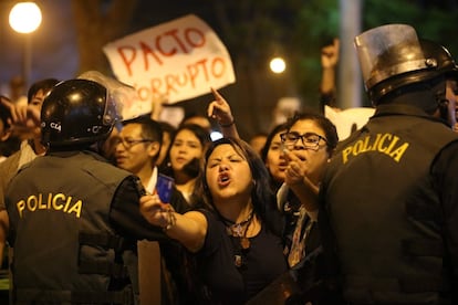Manifestantes protestan cerca del hospital Centerio donde se encuentra ingresado el expresidente Alberto Fujimori.