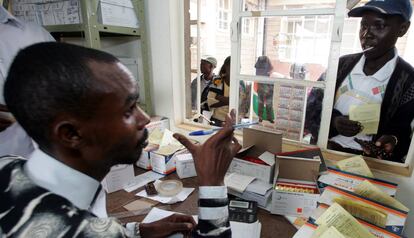 Kenia ha encarcelado por mucho tiempo a sus pacientes con tuberculosis por no tomarse la medicación hasta que los tribunales lo prohibieron.