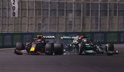 Max Verstappen y Lewis Hamilton en plena lucha durante el GP de Arabia Saudí.