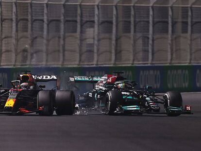 Max Verstappen y Lewis Hamilton en plena lucha durante el GP de Arabia Saudí.