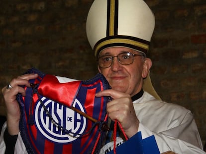 Jorge Mario Bergoglio, antes de ser el Papa, es un hincha más del fútbol.