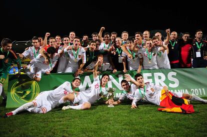 Los integrantes de la selección española sub-19 festejan el título conquistado en el Europeo de 2011, celebrado en Rumanía.