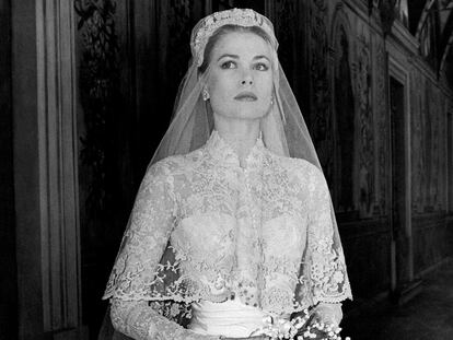 Grace Kelly, fotografiada con su vestido de novia en el Palacio del Príncipe de Mónaco, momentos antes de la ceremonia, el 19 de abril de 1956.