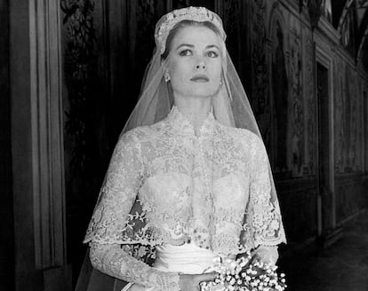 Grace Kelly, fotografiada con su vestido de novia en el Palacio del Príncipe de Mónaco, momentos antes de la ceremonia, el 19 de abril de 1956.
