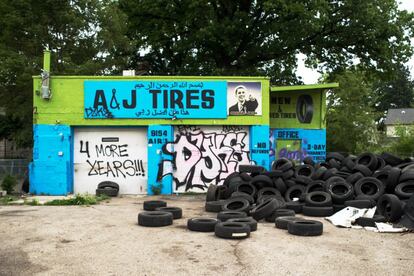 Una tienda abandonada de respuestos de vehículos muestra un grafiti pidiendo cuatro años más de presidencia de Obama. La fotografía, tomada en Detroit (Michigan) en 2014, también retrata un póster de la cara de Obama.