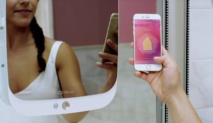 <p>HiMirror es el primer espejo del mundo que pretende ser un consultor de belleza personalizado. Su creador, Simon Shen, cuenta que la idea se le ocurrió mientras observaba a su mujer en el baño, alrededor de diez minutos al día frente al espejo y con un montón de tubos y recipientes que, en la mayoría de ocasiones, se quedaban a la mitad o incluso nunca habían sido usados. Entonces se preguntó cuántas veces se compran productos sin saber exactamente cómo de adecuados son para la piel de cada uno o si en realidad se saben usar de forma correcta. Y así nació este espejo que hace un análisis de la piel (arrugas, líneas finas, ojeras, manchas oscuras, manchas rojas, o poros) a través de la cámara, los registra en la base de datos de la 'app' del móvil, ofrece consejos sobre el tratamiento basados en ese análisis y en el 'big data', tiene memoria para seis usuarios distintos, varias intensidades en la luz para maquillarse en función de dónde se vaya (a un parque una tarde de sol o a la oficina bajo los fluorescentes), y un registro histórico para ver la evolución.</p> <p>Puede comprarse en Amazon y en la página oficial de la web por unos 243 euros (es compatible con iOS y Android).</p>