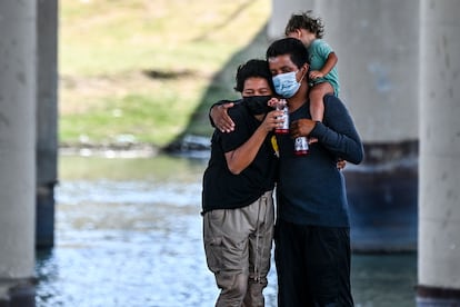 Una familia cruza la frontera de Texas con México. 