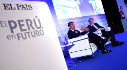 El presidente peruano Ollanta Humala, y Juan Luis Cebrián, presidente de EL PAÍS y de PRISA, durante su diálogo en el foro 'El Perú, en futuro'.