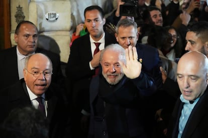 Lula da Silva a su llegada a la Embajada de Brasil durante la Cumbre del Mercosur en Buenos Aires, Argentina, el 2 de julio de 2025.