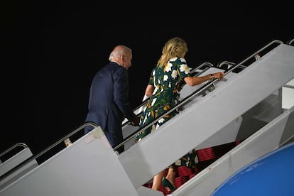 presidente de Estados Unidos, Joe Biden, y la primera dama, Jill Biden suben al Air Force One para volver a Washington tras votar en las primarias de Delaware.