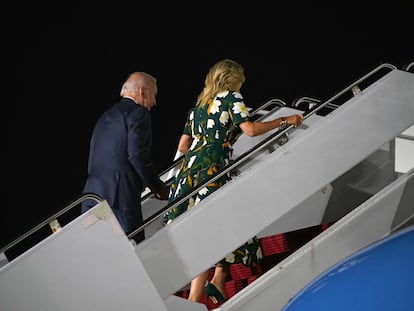 El presidente de Estados Unidos, Joe Biden, y la primera dama, Jill Biden suben al Air Force One para volver a Washington tras votar en las primarias de Delaware.