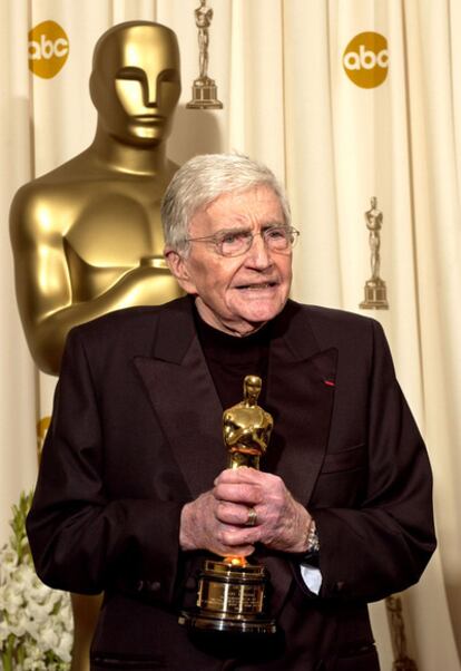 Blake Edwards posa con el Oscar honorífico que le fue entregado en 2004.