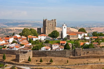 Desde Puebla de Sanabria, en Zamora, apenas hay 40 kilómetros hasta la capital histórica de la región portuguesa de Trás-os-Montes. Braganza es una ciudad moderna pero al mismo tiempo mantiene su aspecto de pueblo medieval grande, desde cuyas almenas aún se pueden observar el campo, las pequeñas granjas y los bosques de castaños y robles que rodean la urbe. La gente sigue viviendo en las estrechas callejuelas de la ciudadela del siglo XII, llenas de encanto. Dentro de su muralla está el castillo original y en la parte trasera, un peculiar edificio pentagonal achaparrado conocido como Domus Municipalis, que es el ayuntamiento más antiguo de Portugal y uno de los pocos ejemplos de arquitectura civil románica de la península Ibérica. Braganza presume sobre todo de su catedral, llena de leyendas medievales (dice la tradición que el futuro rey Pedro se casó aquí en secreto con Inês de Castro hacia 1354), aunque la iglesia más bonita de la ciudad es la de São Bento con una portada renacentista de piedra, un maravilloso trampantojo en la cubierta de la nave y un techo taraceado de estilo árabe.