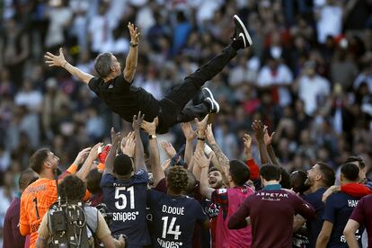 Los jugadores del PSG mantean a Luis Enrique tras ganar la Liga francesa.