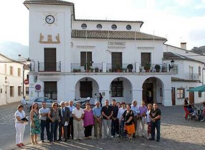 Familiares de las vctimas halladas en la fosa de las mujeres, ayer en el Ayuntamiento de Grazalema.