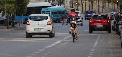 El carril bici de la Gran Vía de Hortaleza, que el Ayuntamiento de Madrid va a eliminar. 