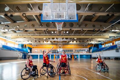 Las jugadoras de la selección de baloncesto de silla de ruedas durante un lance del entrenamiento.