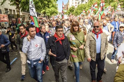 El candidato a la Secretaría General del PSOE Patxi López (2i), la secretaria general del PSE-EE, Idoia Mendia (2d), el portavoz parlamentario del PSE, José Antonio Pastor (d), y Mikel Torres (i) alcalde de Portugalete, durante la manifestación convocada por UGT y CC OO con motivo del 1 de mayo en Bilbao.