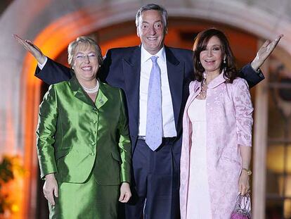 La presidenta de Chile, Michelle Bachelet (de verde), con Néstor Kirchner y su esposa, Cristina Fernández, presidentes saliente y electa de Argentina.