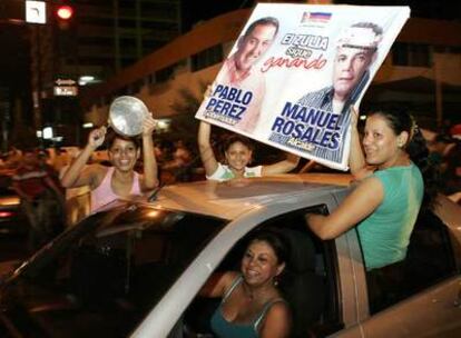 Partidarios de la oposición venezolana celebran la victoria de sus candidatos en Maracaibo, capital del Estado de Zulia.