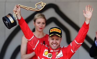 Sebastian Vettel celebra su victoria en el podio.