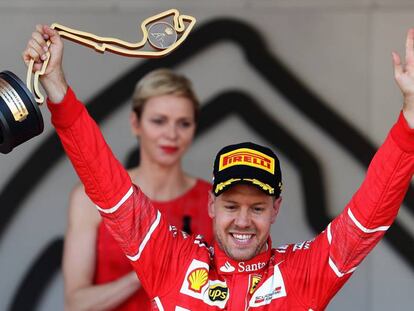 Sebastian Vettel celebra su victoria en el podio.