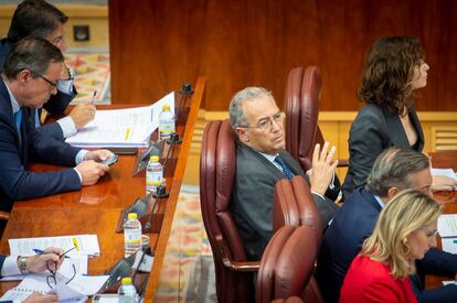 La presidenta de la Comunidad de Madrid, Isabel Díaz Ayuso, junto al vicepresidente y consejero de Educación y Universidades de la Comunidad de Madrid Enrique Ossorio.