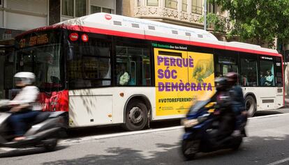 Un autobús con el anuncio sobre el referéndum.