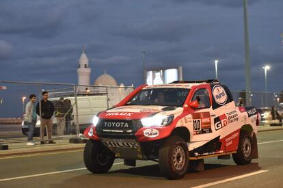 La salida de Fernando Alonso, de madrugada, de la primera etapa del Dakar.