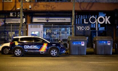 Coche de la Policía Nacional durante una inspección en un local nocturno, este sábado.